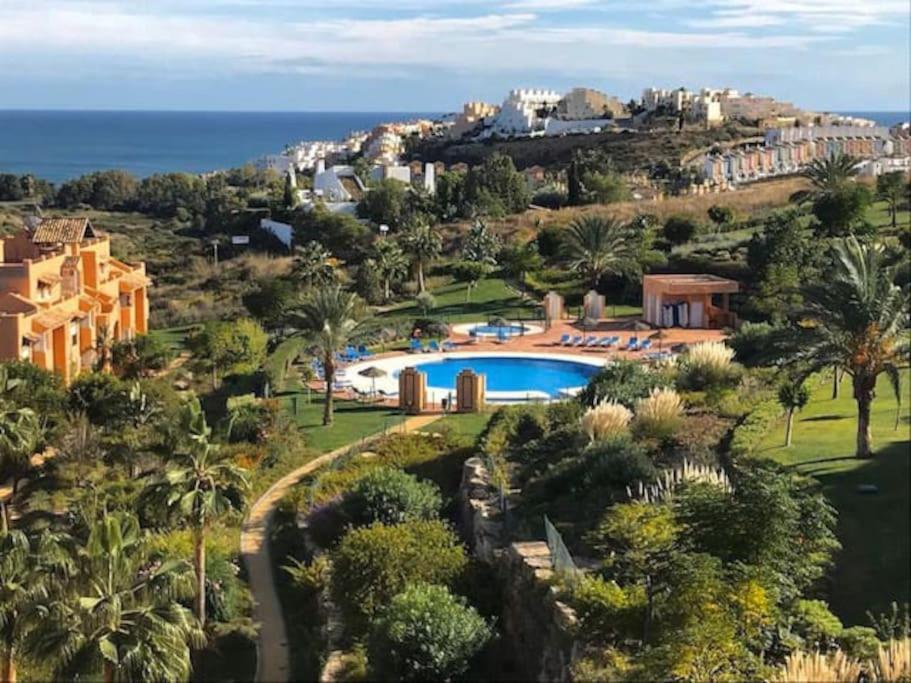 Penthouse Paradiso: 2Br Oasis In Casares Del Sol Bagian luar foto