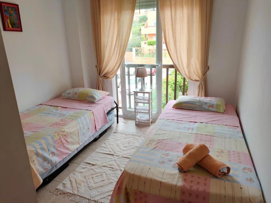 Penthouse Paradiso: 2Br Oasis In Casares Del Sol Bagian luar foto
