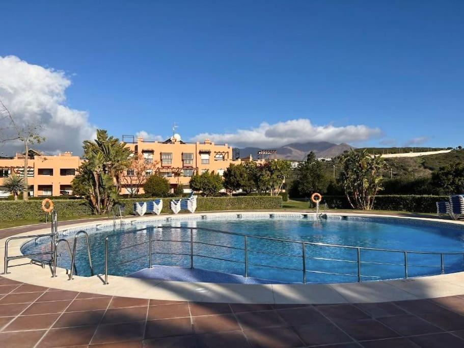 Penthouse Paradiso: 2Br Oasis In Casares Del Sol Bagian luar foto