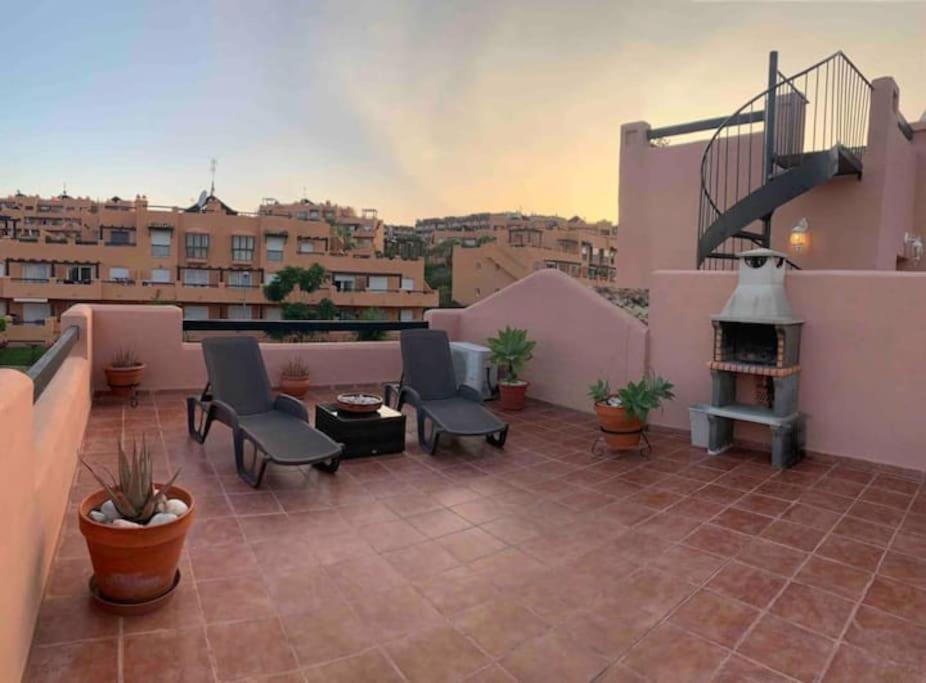 Penthouse Paradiso: 2Br Oasis In Casares Del Sol Bagian luar foto