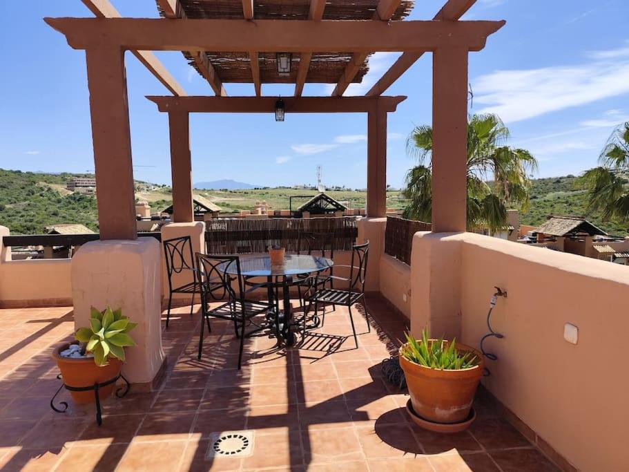 Penthouse Paradiso: 2Br Oasis In Casares Del Sol Bagian luar foto