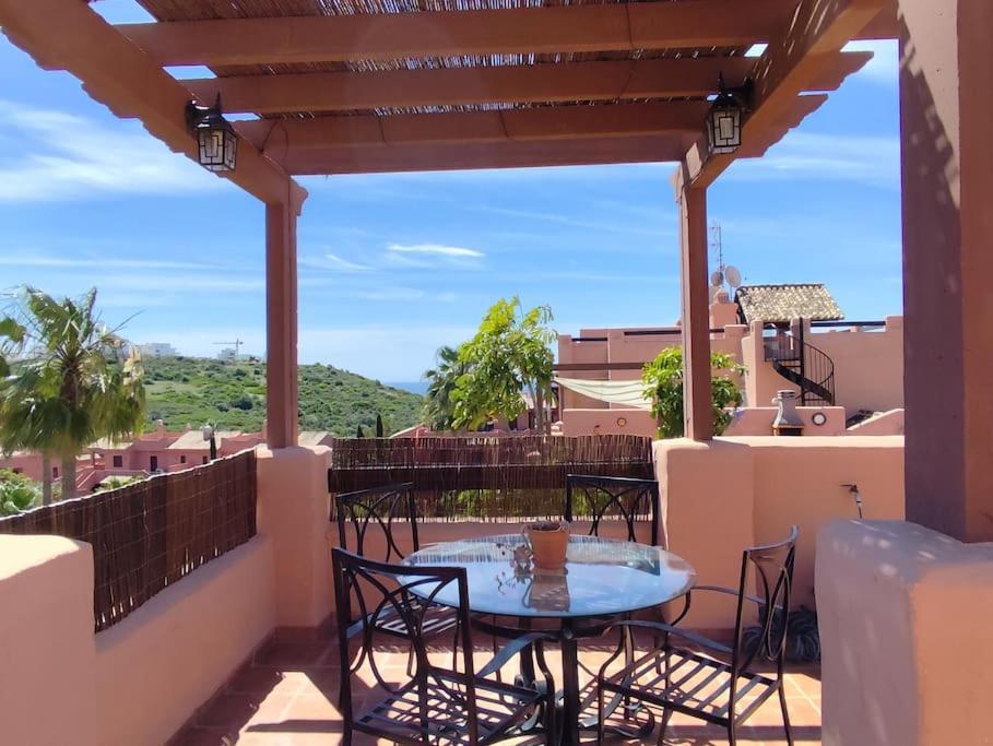 Penthouse Paradiso: 2Br Oasis In Casares Del Sol Bagian luar foto