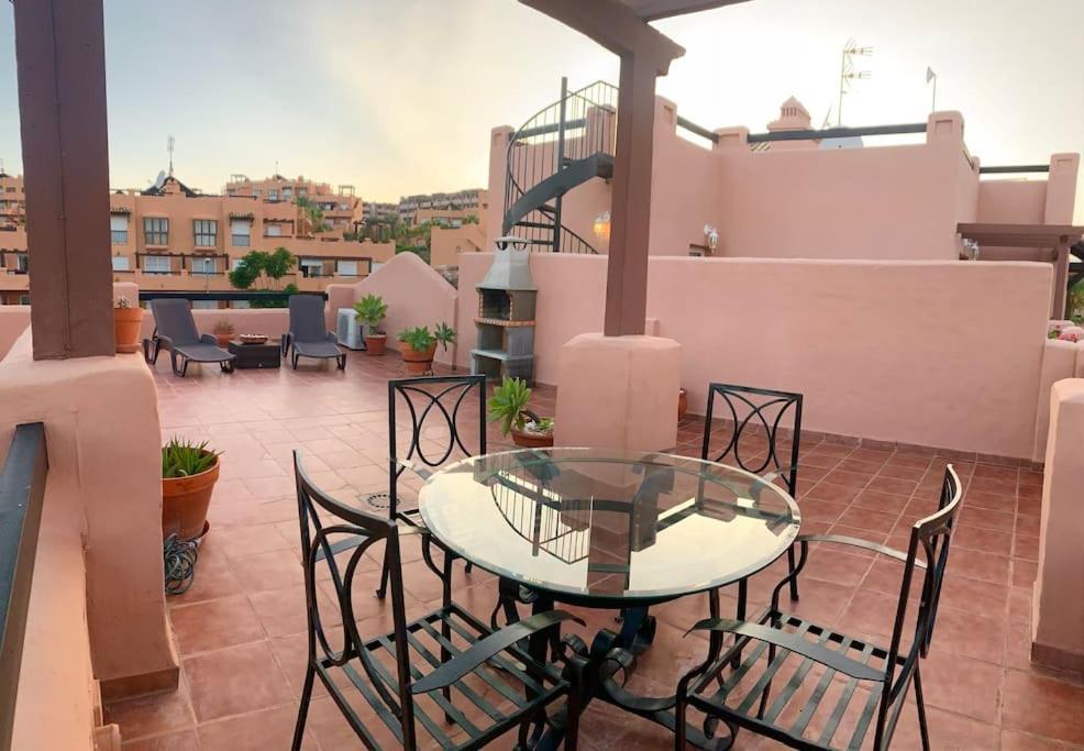 Penthouse Paradiso: 2Br Oasis In Casares Del Sol Bagian luar foto